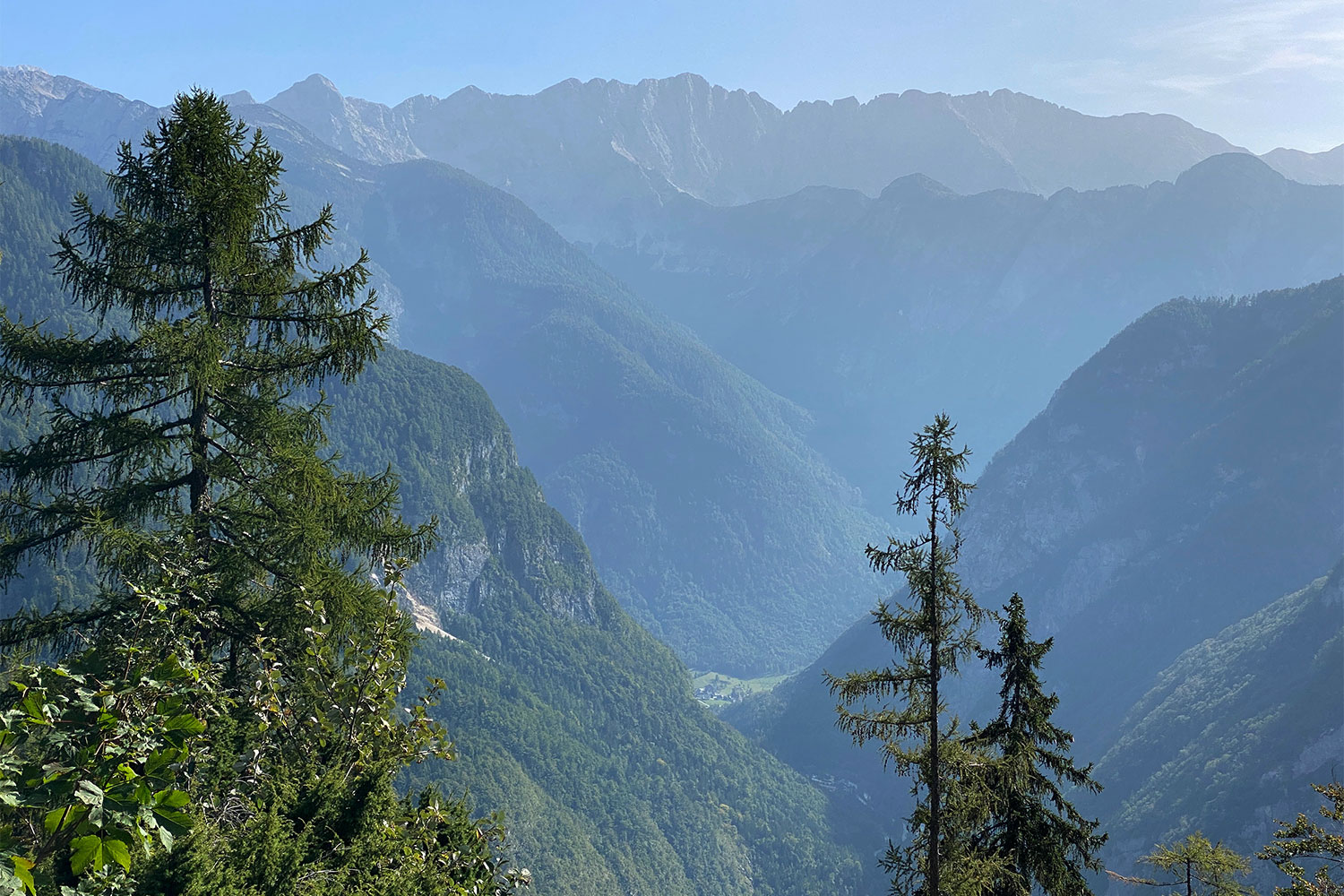 Tour Friaul 2023: Slowenien: Blick vom Aussichtspunkt Supca (Foto: Andreas Kuhrt)