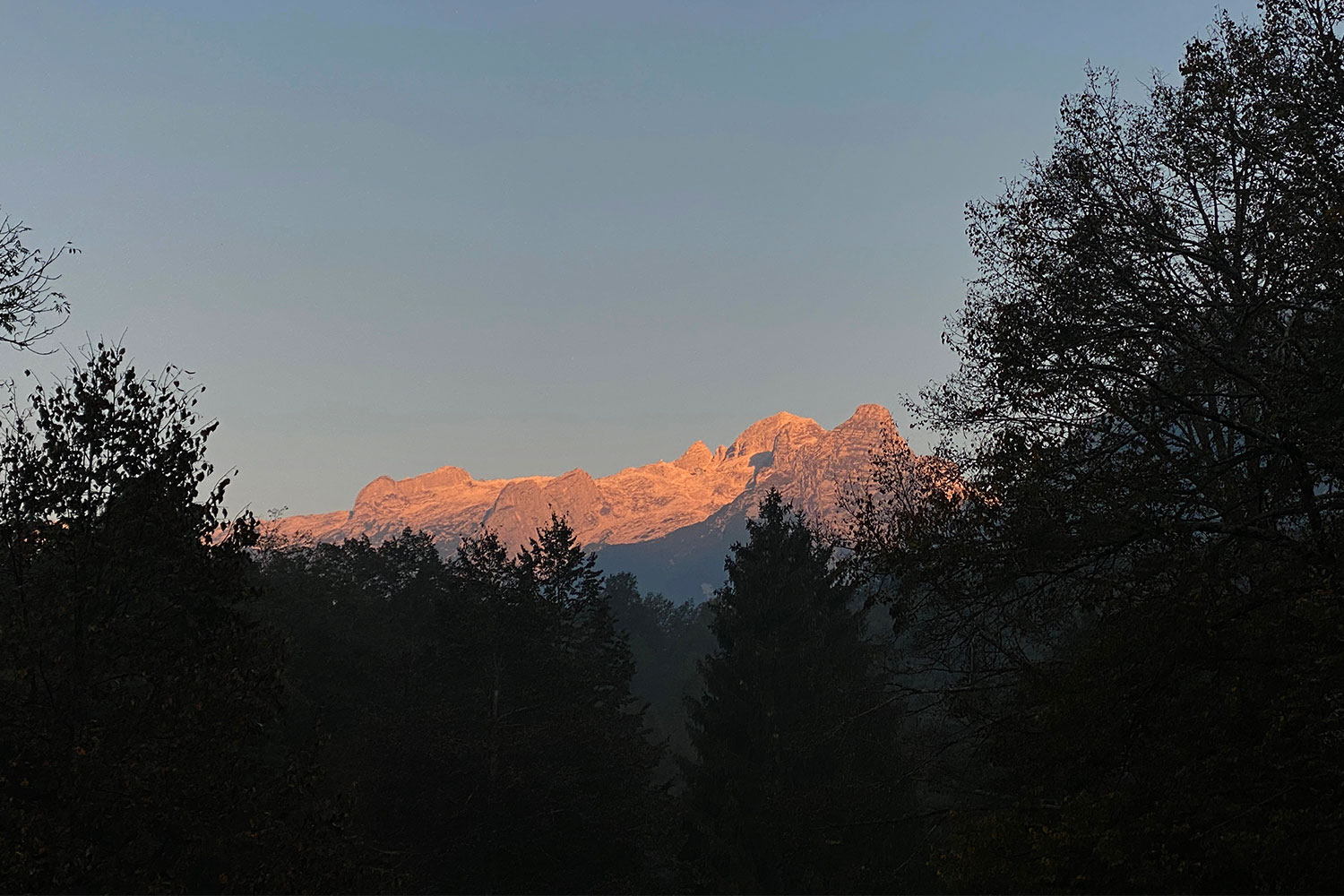 Tour Friaul 2023: Slowenien: Kamp Liza: Blick zum Mangart (Foto: Andreas Kuhrt)
