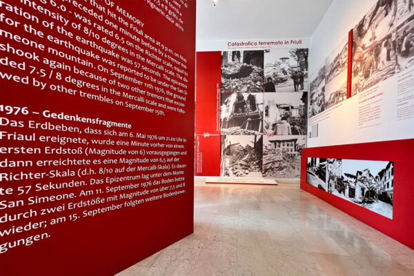 Tour Friaul 2023: Gemona: Ausstellung "1976 Frammenti di Memoria" (Foto: Manuela Hahnebach)