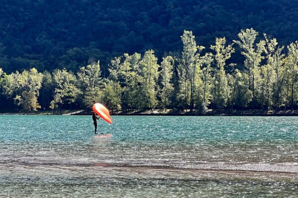 Tour Friaul 2023: Lago di Cavazzo: WindSUP-Surfer (Foto: Manuela Hahnebach)