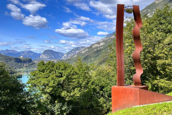 Tour Friaul 2023: Lago di Cavazzo: Aussichtspunkt Interneppo: Infopunkt über erbebensichere Baudämpfer (Foto: Manuela Hahnebach)