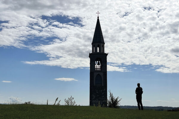 Tour Friaul 2023: Artegna: Kirchturm von Santa Maria Nascente (Foto: Manuela Hahnebach)