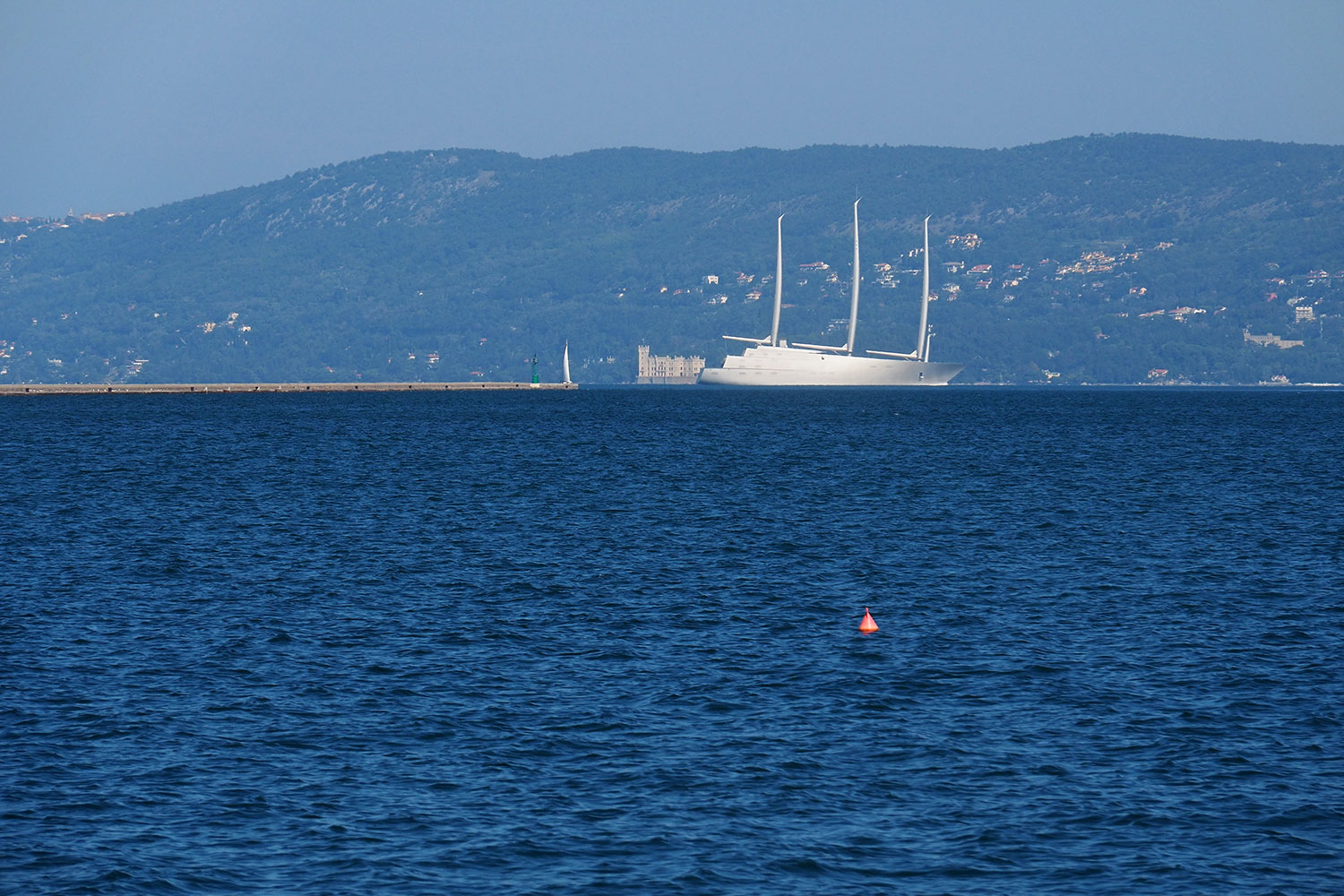 Tour Friaul 2023: Muggia: Blick über den Golf von Triest zur größten Segelyacht der Welt SY1 (Foto: Manuela Hahnebach)