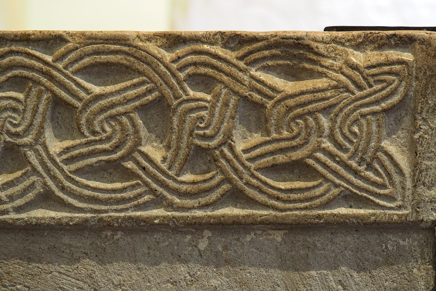 Tour Friaul 2023: Muggia Vecchia: Basilika Santa Maria Assunta: Chorschranke mit Knoten-Relief (Foto: Manuela Hahnebach)