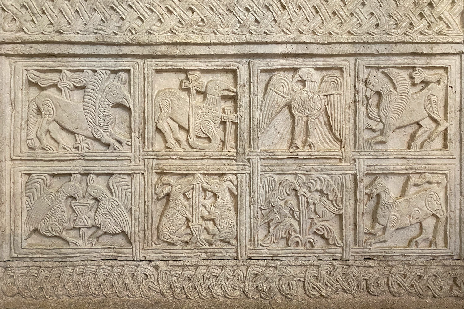 2023-friaul-aquileia-basilika-chorschranke-IMG_6104ak Tour Friaul 2023: Aquileia: Basilika: Relief an der Chorschranke (Foto: Andreas Kuhrt)