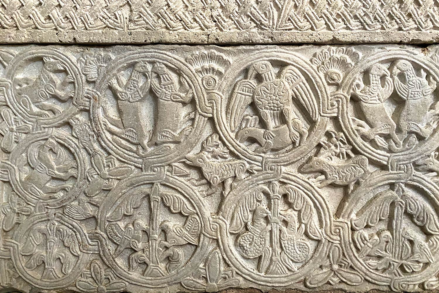 2023-friaul-aquileia-basilika-chorschranke-relief-IMG_6105ak Tour Friaul 2023: Aquileia: Basilika: Relief an der Chorschranke (Foto: Andreas Kuhrt)