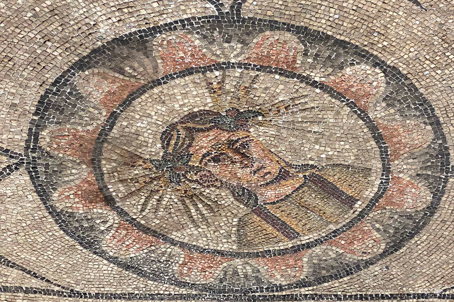 2023-friaul-aquileia-basilika-mosaik-portraet-IMG_6033ak Tour Friaul 2023: Aquileia: Basilika: Mosaik römisches Mädchen (Foto: Andreas Kuhrt)