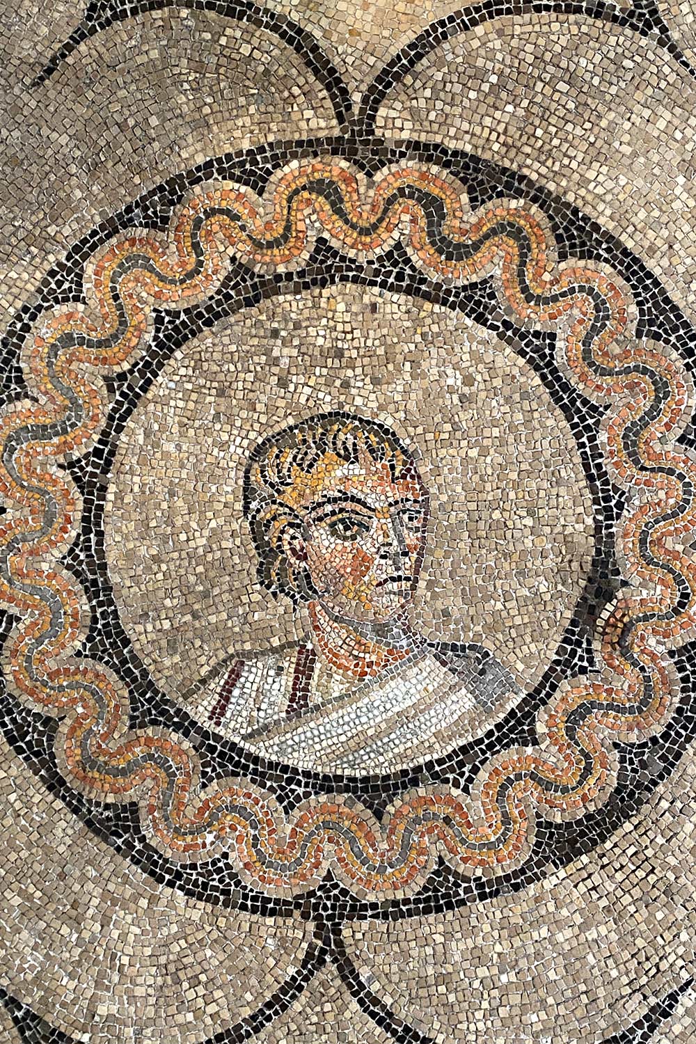 2023-friaul-aquileia-basilika-mosaik-portraet-IMG_6037ak Tour Friaul 2023: Aquileia: Basilika: Mosaik römischer Mann (Foto: Andreas Kuhrt)