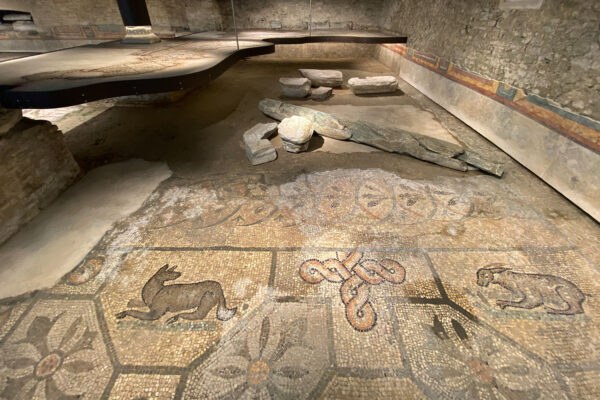 Tour Friaul 2023: Aquileia: Basilika: Bodenmosaikschichten in der Nordhalle (Foto: Andreas Kuhrt)