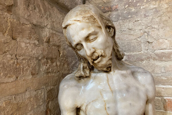 Tour Friaul 2023: Aquileia: Basilika: Skulptur Christus des Grabens, Edmondo Furlan, 1916 (Foto: Andreas Kuhrt)