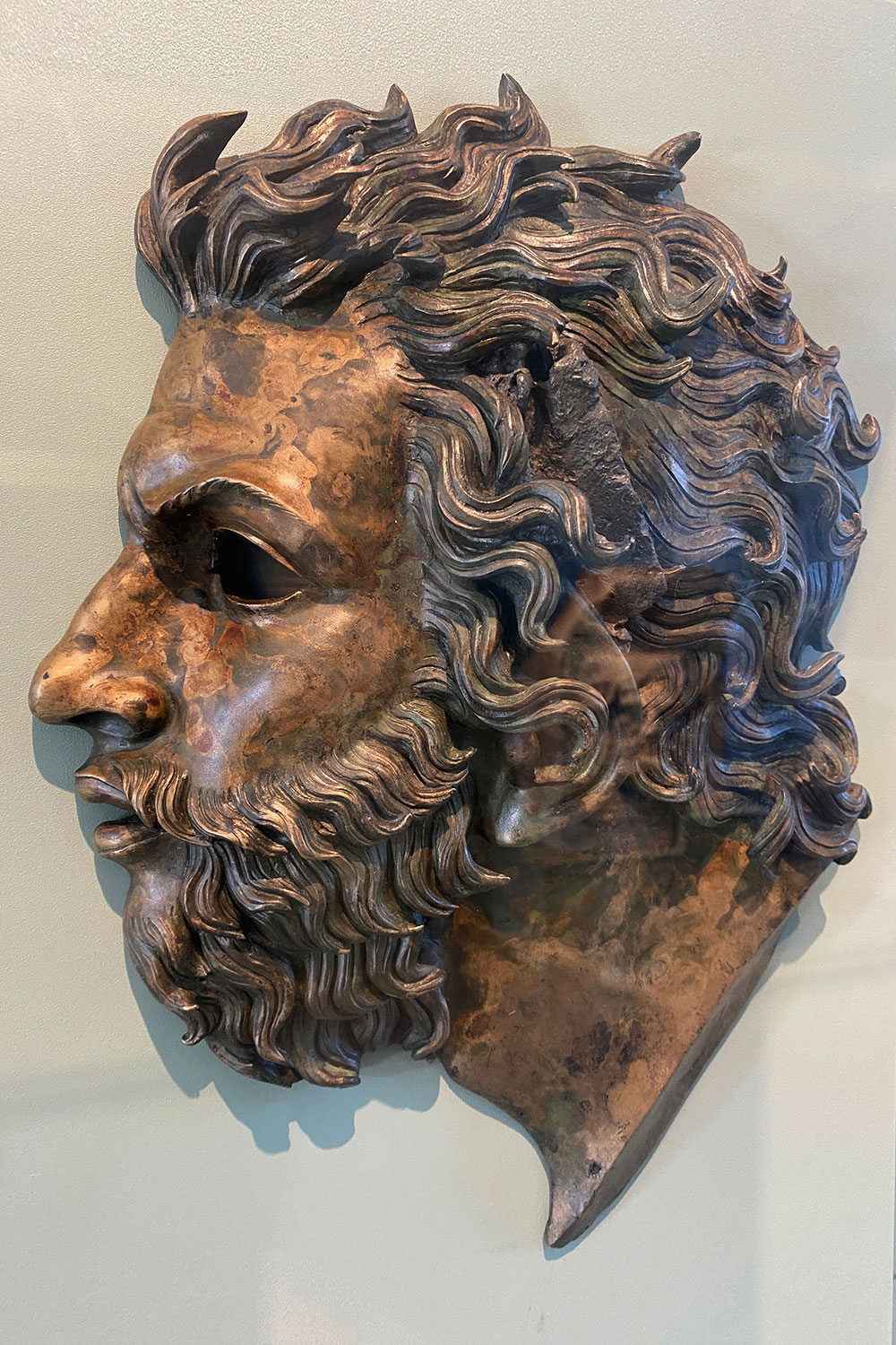 2023-friaul-aquileia-museum-bronze-wandleuchte-windkopf-boreas-um-0-IMG_6320ak Tour Friaul 2023: Archäologisches Nationalmuseum Aquileia: Bronze-Wandleuchte Windkopf (Boreas?) (Foto: Andreas Kuhrt)