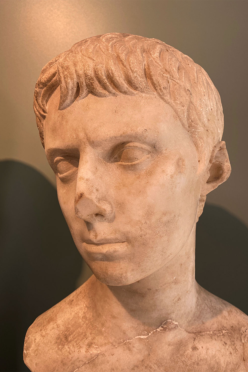 2023-friaul-aquileia-museum-bueste-junge-IMG_6312ak Tour Friaul 2023: Archäologisches Nationalmuseum Aquileia: Büste eines Jünglings (Foto: Andreas Kuhrt)