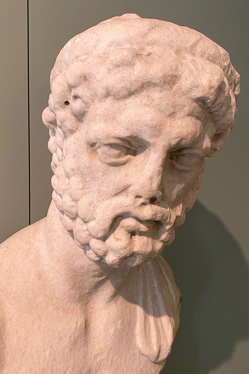 2023-friaul-aquileia-museum-bueste-philosoph-pytagoras-mitte-2-jh-IMG_6377ak Tour Friaul 2023: Archäologisches Nationalmuseum Aquileia: Büste Philosoph (Pythagoras?) (Foto: Andreas Kuhrt)