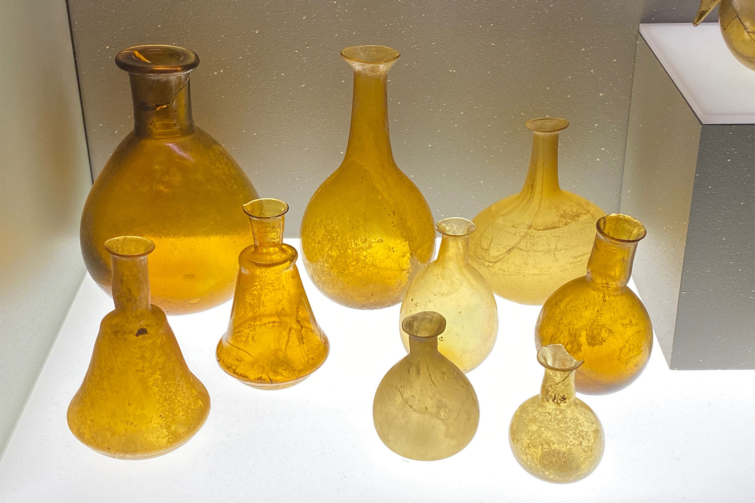 2023-friaul-aquileia-museum-glasflaschen-IMG_6403ak Tour Friaul 2023: Archäologisches Nationalmuseum Aquileia: Glasflaschen (Foto: Andreas Kuhrt)
