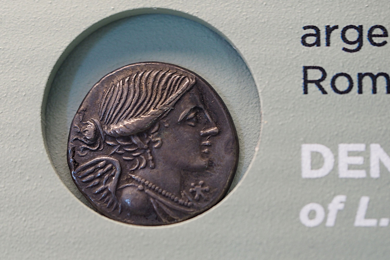 2023-friaul-aquileia-museum-muenze-lucius-valerius-flaccus-silber-107-vdz-P9264168mh Tour Friaul 2023: Archäologisches Nationalmuseum Aquileia: Silbermünze Denar Lucius Valerius Flaccus, 107 v.d.Z. (Foto: Manuela Hahnebach)