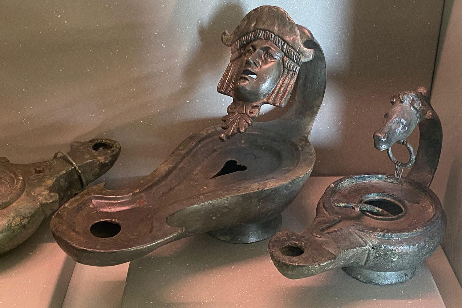 2023-friaul-aquileia-museum-oellampen-IMG_6376ak Tour Friaul 2023: Archäologisches Nationalmuseum Aquileia: Öllampen (Foto: Andreas Kuhrt)