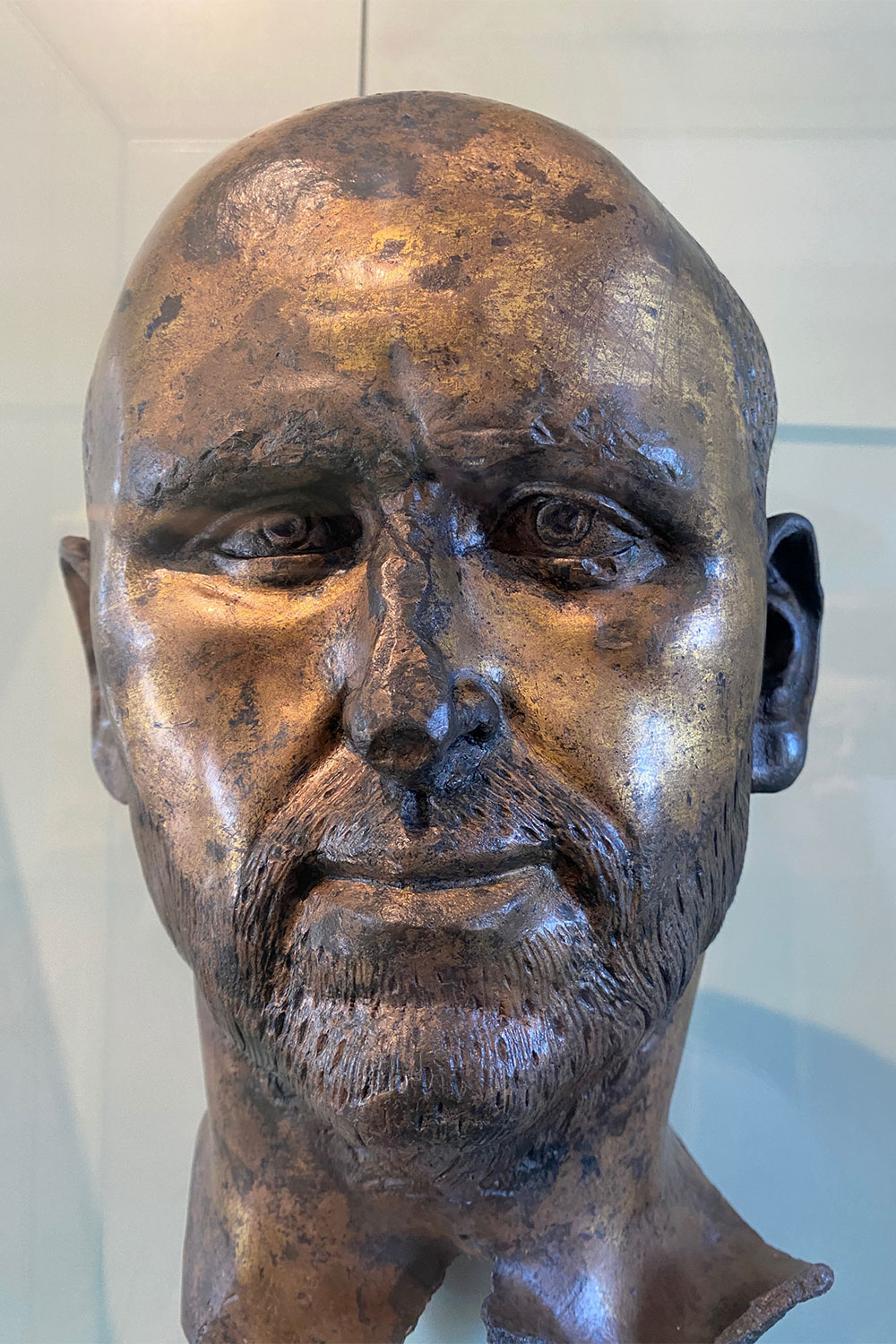 2023-friaul-aquileia-museum-portraet-eines-hochrangigen-mannes-bronzetreibarbeit-3-jh-IMG_6322ak Tour Friaul 2023: Aquileia: Museum Porträt eines hochrangigen Mannes, Bronzetreibarbeit, 3. Jh. (Foto: Andreas Kuhrt)