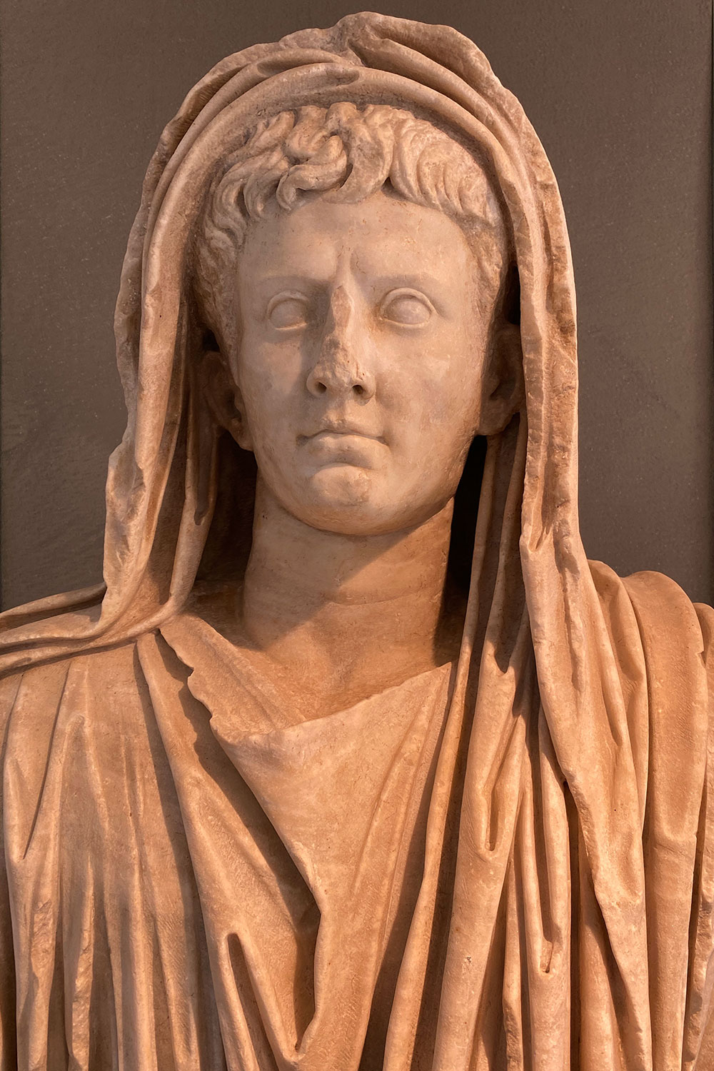 2023-friaul-aquileia-museum-statue-kaiser-augustus-1-jh-IMG_6315ak Tour Friaul 2023: Archäologisches Nationalmuseum Aquileia: Skulptur Kaiser Augustus (Foto: Andreas Kuhrt)