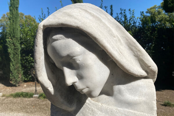 Tour Friaul 2023: Aquileia: Kriegerfriedhof: Grabmal Leutnant Leone Fedeli: Skulptur Allegorie der Heimat, Edmondo Furlan, 1920 (Foto: Andreas Kuhrt)