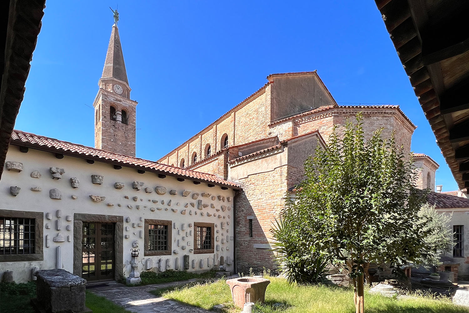 2023-friaul-grado-basilica-sant-eufemia-lapidarium-IMG_0571mh Tour Friaul 2023: Grado: Lapidarium der Basilica di Sant'Eufemia (Foto: Manuela Hahnebach)
