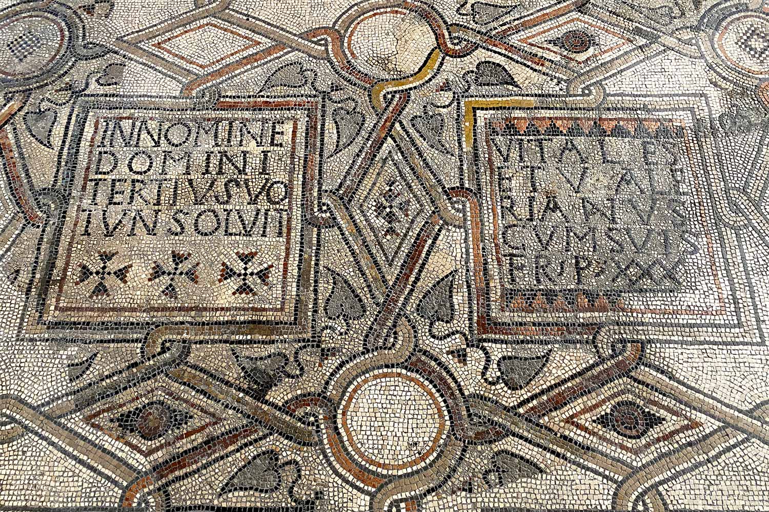 2023-friaul-grado-basilica-santa-eufemia-mosaik-IMG_6529ak Tour Friaul 2023: Grado: Basilica Sant'Eufemia: Mosaik (Foto: Andreas Kuhrt)