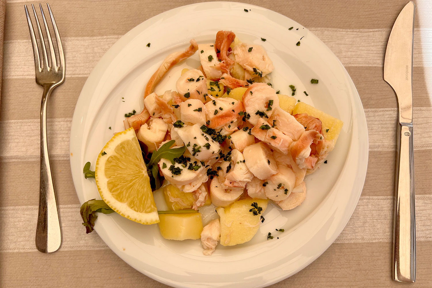 2023-friaul-grado-taverna-del-pesce-calamari-salat-IMG_0580mh Tour Friaul 2023: Grado: Calamari-Salat in der Taverna del Pesce (Foto: Manuela Hahnebach)