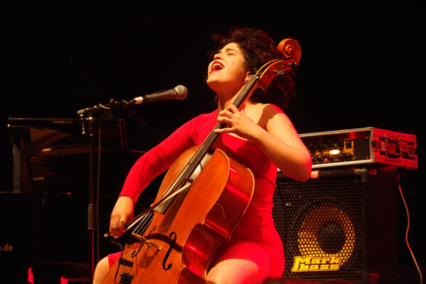 Rudolstadt-Festival 2023: Ana Carla Maza (Kuba/Frankreich) (Foto: Andreas Kuhrt)