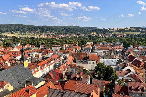 Rudolstadt-Festival 2023: Blick zur Innenstadt von der Burgterrasse (Foto: Manuela Hahnebach)