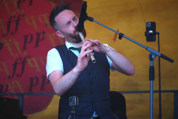 Rudolstadt-Festival 2023: Ímar (GB/Irland): Ryan Murphy (Foto: Manuela Hahnebach)