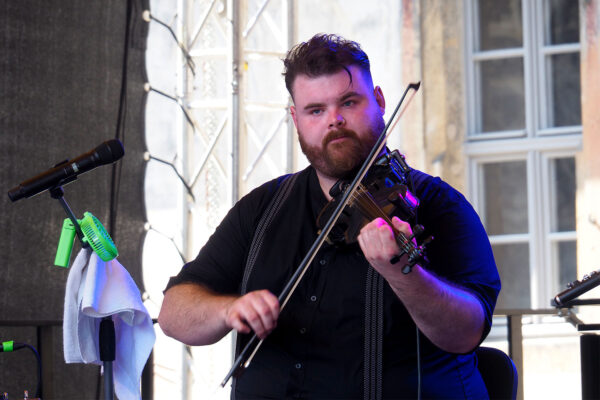 Rudolstadt-Festival 2023: Ímar (GB/Irland): Tomás Callister (Foto: Andreas Kuhrt)