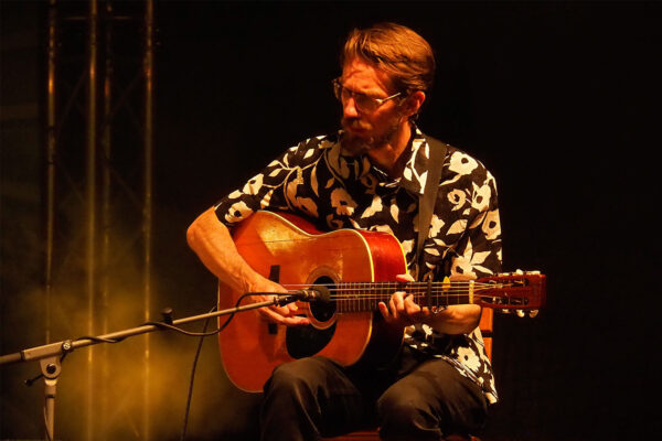 Rudolstadt-Festival 2023: Lena Jonsson Trio (Schweden): Erik Ronström (Foto: Andreas Kuhrt)