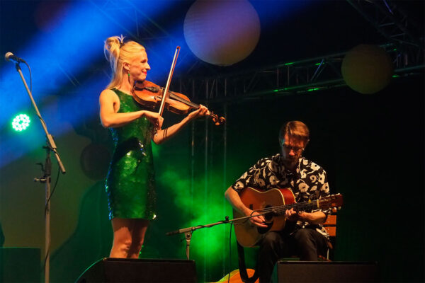 Rudolstadt-Festival 2023: Lena Jonsson Trio (Schweden): Lena Jonsson & Erik Ronström (Foto: Andreas Kuhrt)