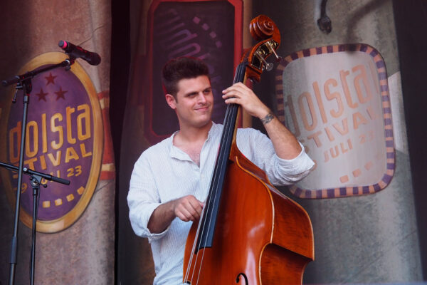 Rudolstadt-Festival 2023: Leyla McCalla: Pete Olynciw (USA) (Foto: Andreas Kuhrt)