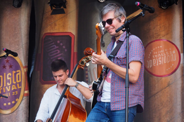 Rudolstadt-Festival 2023: Leyla McCalla: Pete Olynciw + Nahum Zdybel (USA) (Foto: Andreas Kuhrt)