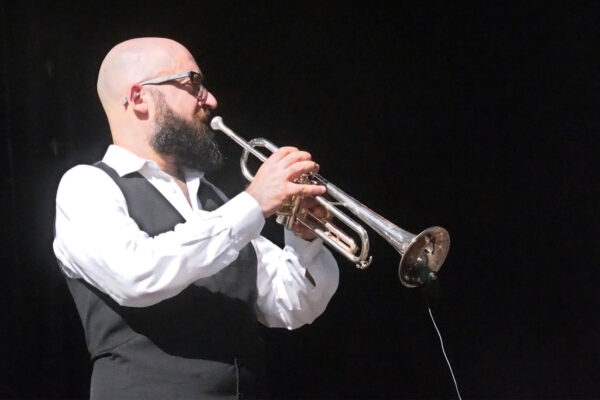 Rudolstadt-Festival 2023: Luca Bassanese & La Piccola Orchestra Popolare (Italien): Domenico de Nichilo (Foto: Andreas Kuhrt)