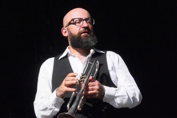 Rudolstadt-Festival 2023: Luca Bassanese & La Piccola Orchestra Popolare (Italien): Domenico de Nichilo (Foto: Andreas Kuhrt)