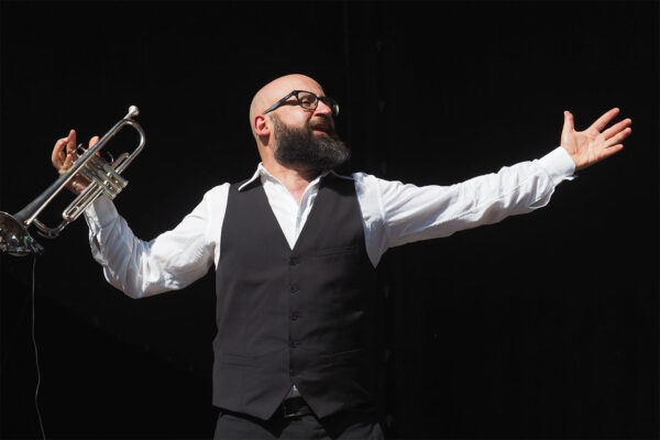 Rudolstadt-Festival 2023: Luca Bassanese & La Piccola Orchestra Popolare (Italien): Domenico de Nichilo (Foto: Manuela Hahnebach)