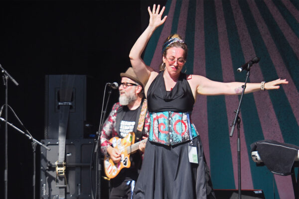 Rudolstadt-Festival 2023: Luca Bassanese & La Piccola Orchestra Popolare (Italien): Elodie Lebigre (Foto: Andreas Kuhrt)