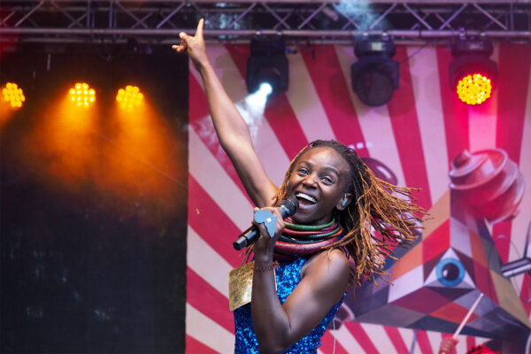 Rudolstadt-Festival 2023: Pamela Badjogo (Gabun/Frankreich) (Foto: Manuela Hahnebach)