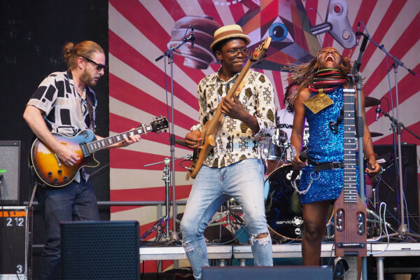 Rudolstadt-Festival 2023: Grégory Emonet (Frankreich), Elisée Sangaré (Mali/Frankreich) & Pamela Badjogo (Gabun/Frankreich) (Foto: Manuela Hahnebach)