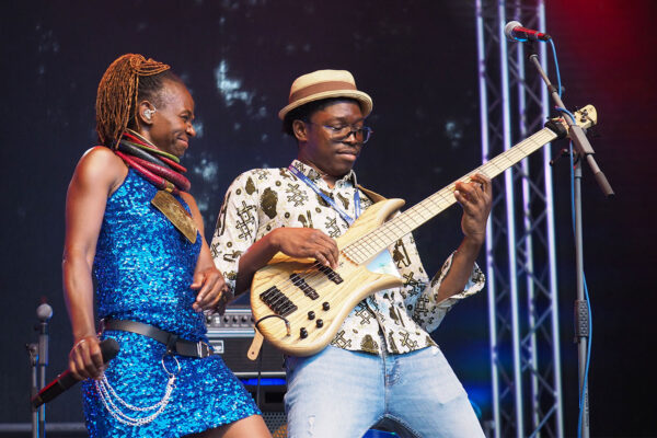 Rudolstadt-Festival 2023: Pamela Badjogo (Gabun/Frankreich) & Elisée Sangaré (Mali/Frankreich) (Foto: Manuela Hahnebach)