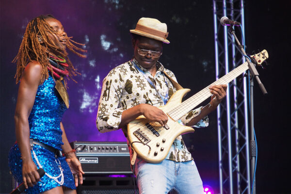 Rudolstadt-Festival 2023: Pamela Badjogo (Gabun/Frankreich) & Elisée Sangaré (Mali/Frankreich) (Foto: Manuela Hahnebach)