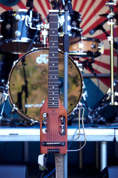 Rudolstadt-Festival 2023: Pamela Badjogo (Gabun/Frankreich): Traveler Guitar Ultra Light (Foto: Andreas Kuhrt)