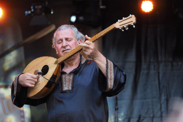 Rudolstadt-Festival 2023: Sadaqa (Weimar): Ibrahim Keivo (Syrien) (Foto: Manuela Hahnebach)