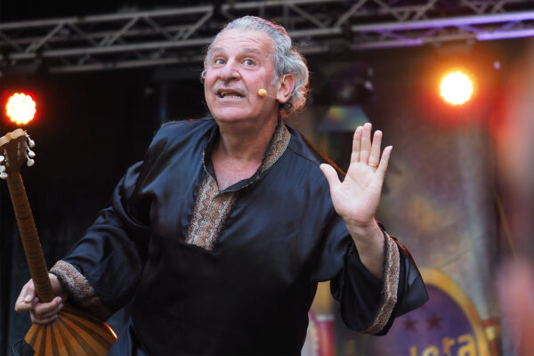 Rudolstadt-Festival 2023: Sadaqa (Weimar): Ibrahim Keivo (Syrien) (Foto: Manuela Hahnebach)