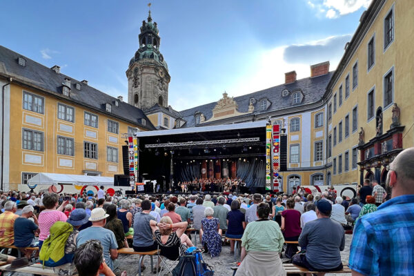 Rudolstadt-Festival 2023: Sadaqa & schola cantorum weimar (Weimar) auf der Großen Bühne der Heidecksburg (Foto: Manuela Hahnebach)