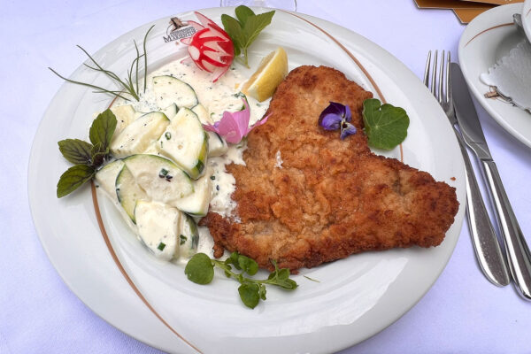 Rudolstadt Festival 2024: Hotel Restaurant am Marienturm: Kalbsschnitzel (Foto: Manuela Hahnebach)