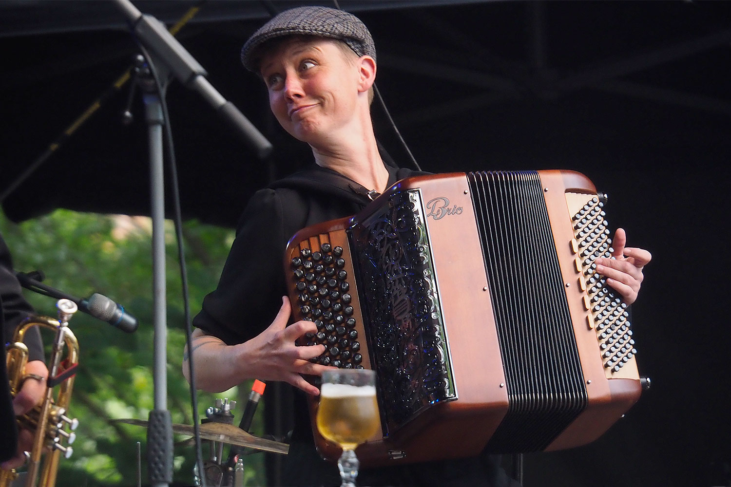Rudolstadt Festival 2024: Konzertbühne im Heinepark: La Gâpette: Hélène Provost (Foto: Andreas Kuhrt)