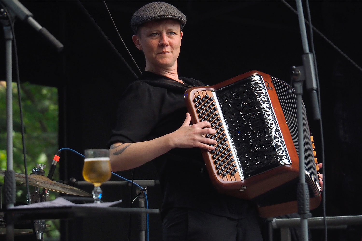 Rudolstadt Festival 2024: Konzertbühne im Heinepark: La Gâpette: Hélène Provost (Foto: Andreas Kuhrt)
