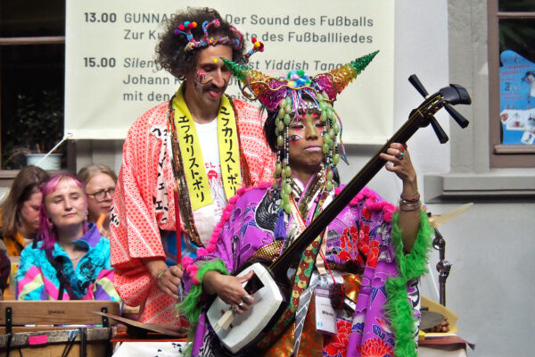 Rudolstadt Festival 2024: Schulplatz: Mitsune: Petros Tzekos + Shiomi Kawaguchi (Foto: Andreas Kuhrt)